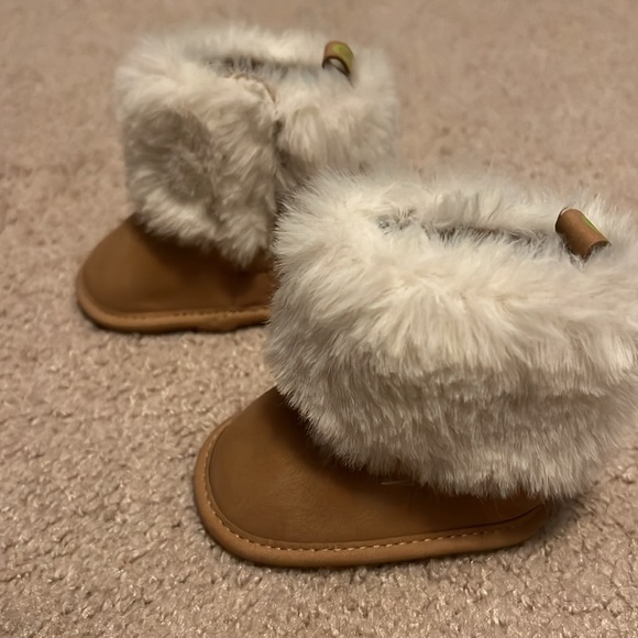 Five pairs of assorted newborn shoes - Picture 4 of 6